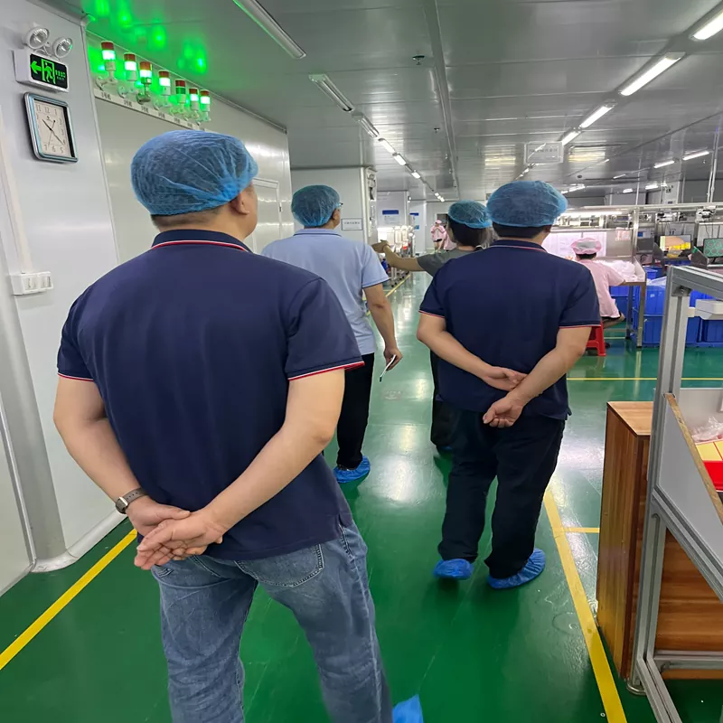 お客様の工場ツアー: クラス 100,000 の無塵ワークショップとシリコーン製造プロセスを探索します。